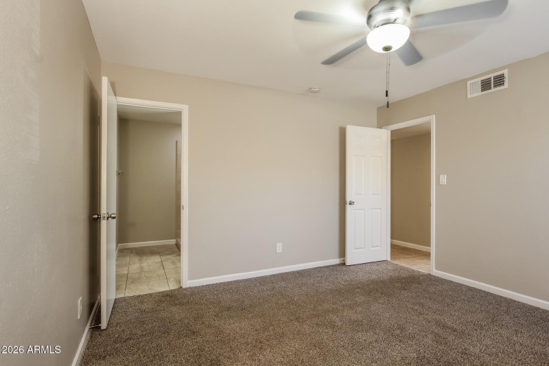 011-photo-main-bedroom-15047637