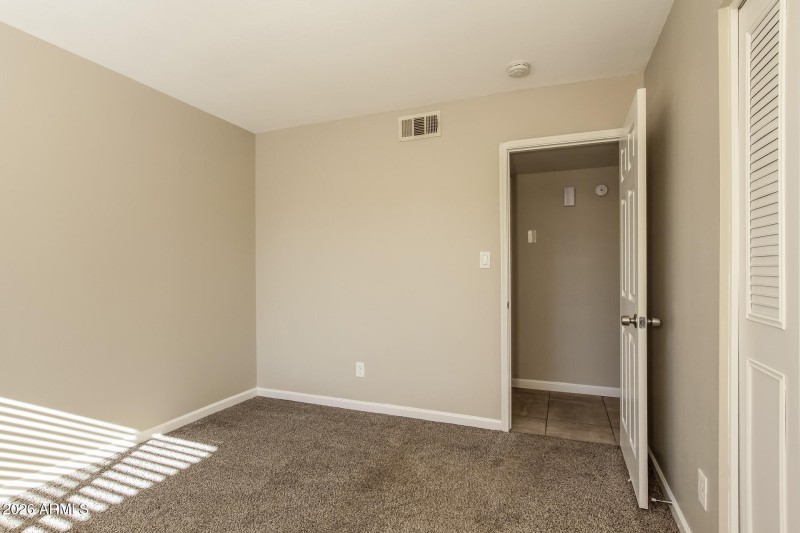 013-photo-bedroom-15047631