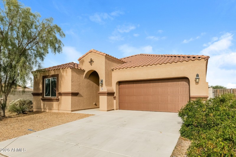 002-photo-front-view-15112950