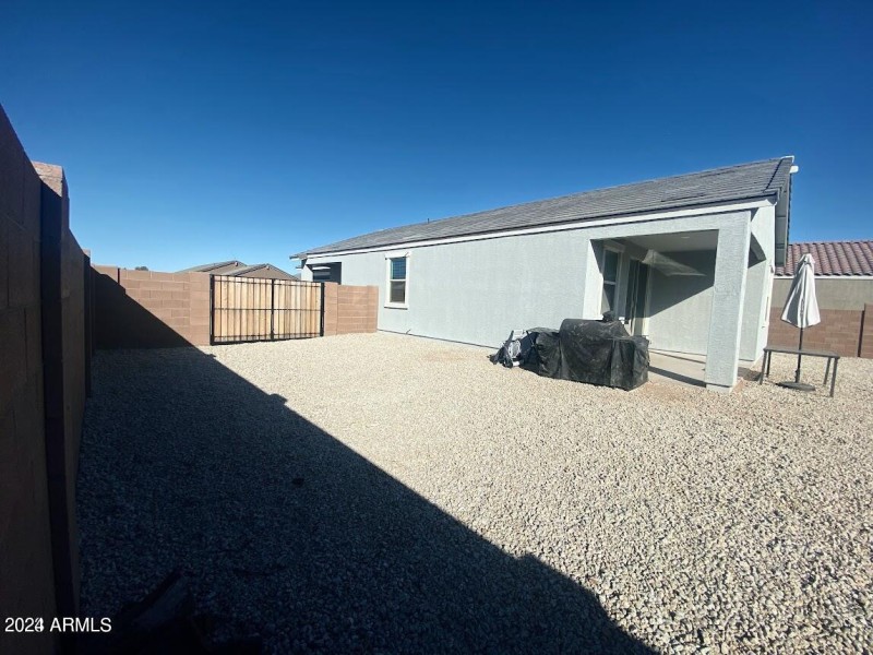 Side patio 2673