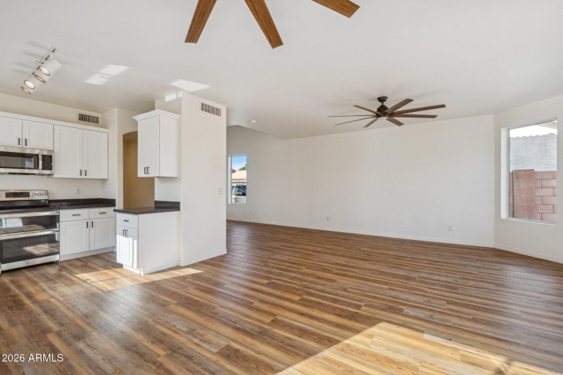 8-web-or-mls-4034-e-chambers-st