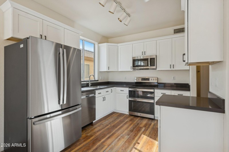 9-web-or-mls-4034-e-chambers-st