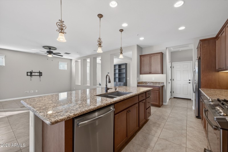 14) KITCHEN