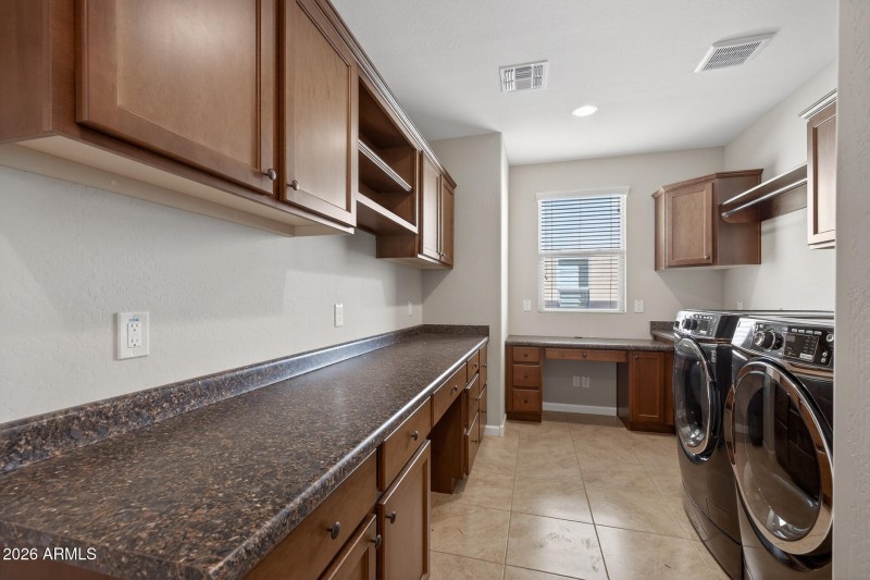 26) LAUNDRY ROOM