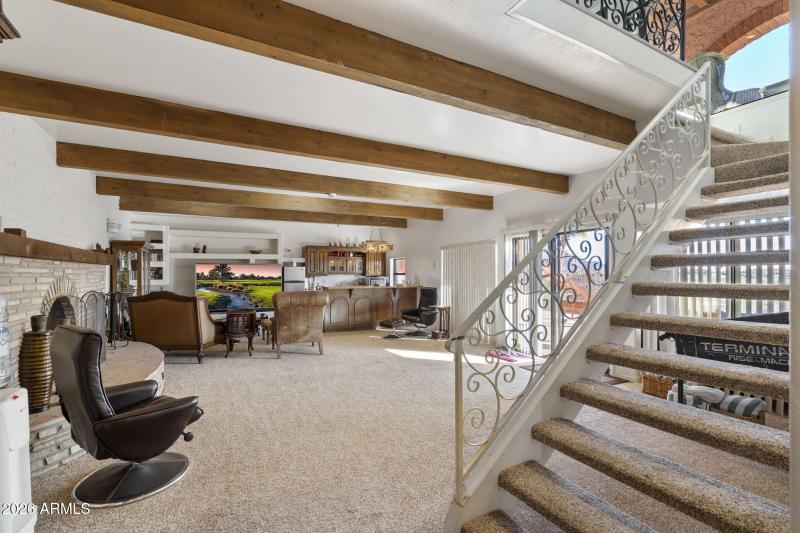 Living Room w Outdoor Access