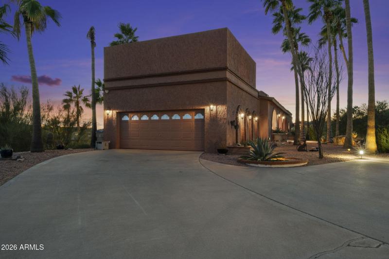 Garage w 7' Extended Height Ceilings