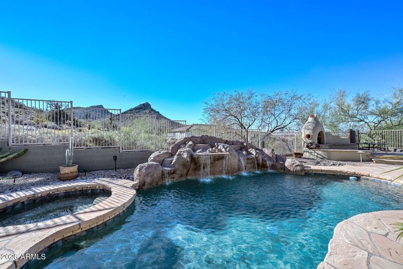 Pool-Water Feature