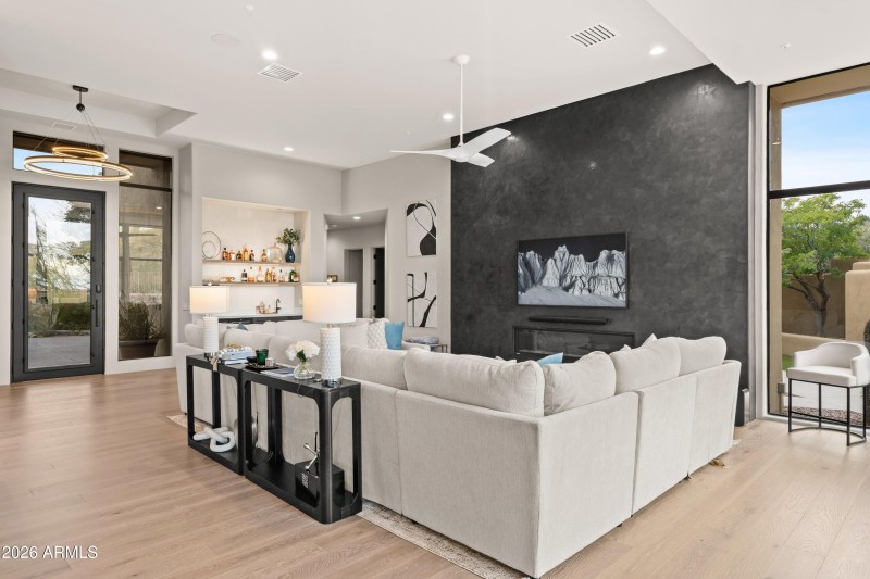 010_Open Flowing Floor Plan