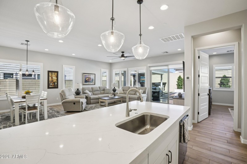 20-web-or-mls-E Jasmine St-S2801-016