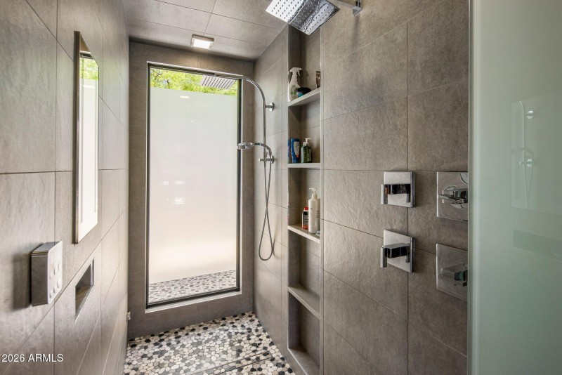 040_Owners Shower