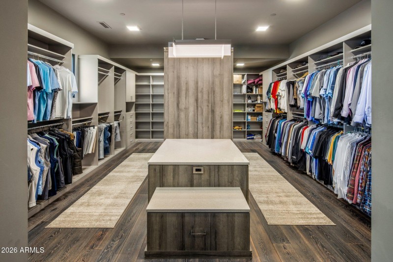042_Owners Closet