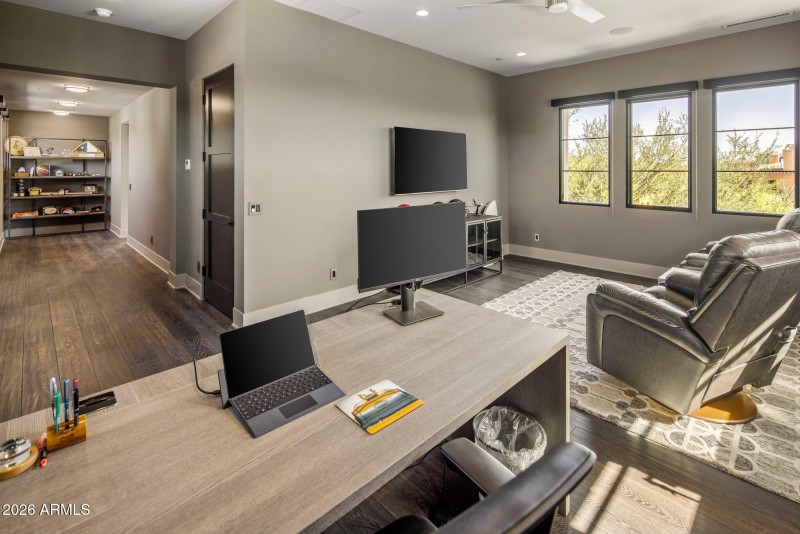 058_Spacious Office