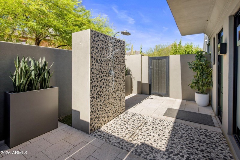 035_Outdoor Shower