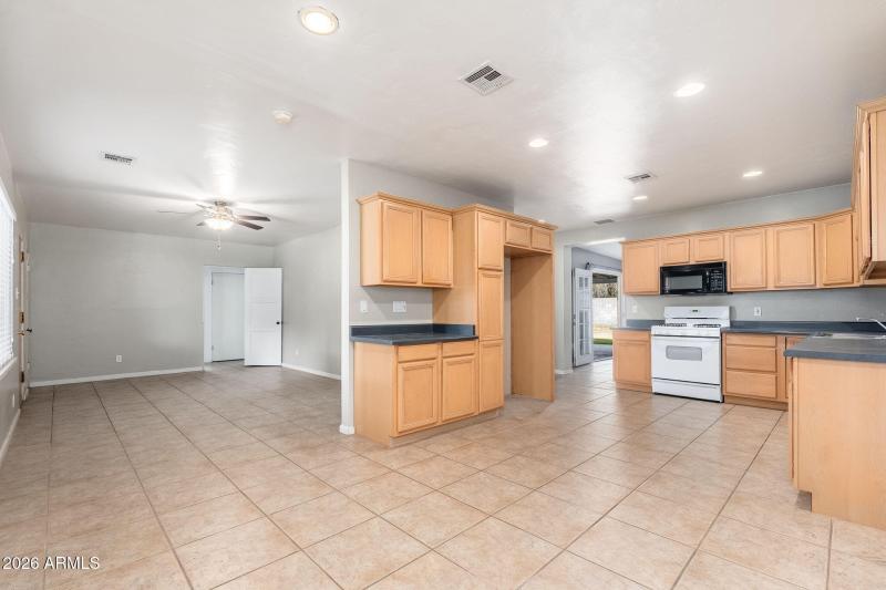 2320 E Fairmount Ave - 07