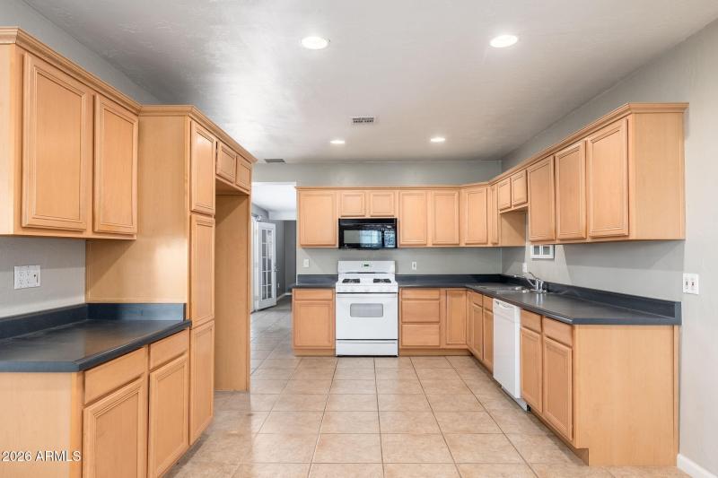 2320 E Fairmount Ave - 08