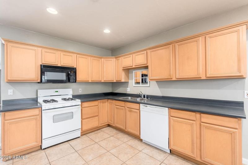 2320 E Fairmount Ave - 09