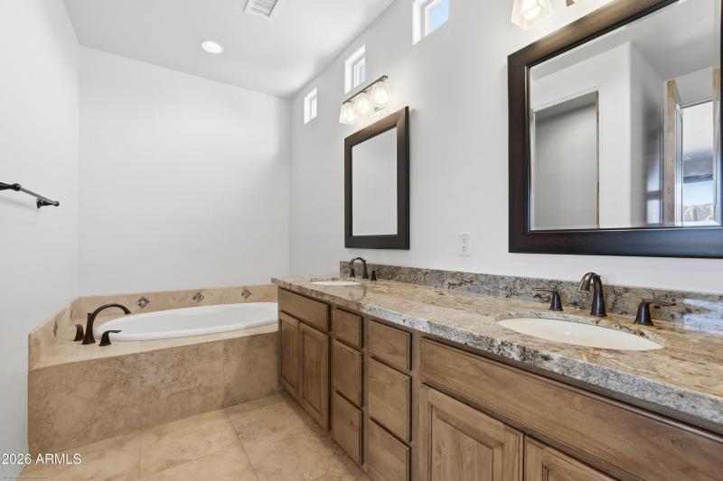 25 Buckskin - Primary Suite