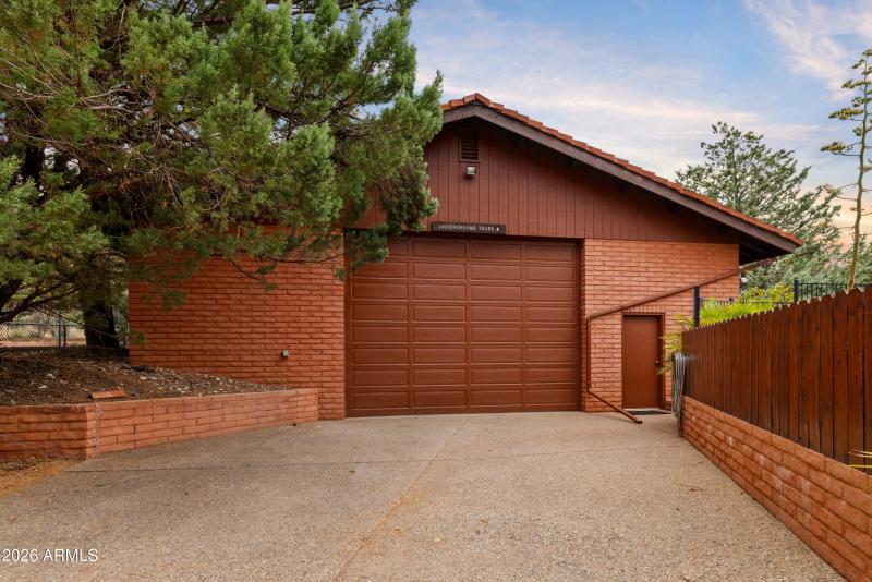 285 Navajo Trail - Massive RV Garage