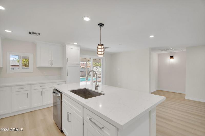 12-web-or-mls-3545 E Friess Dr-12