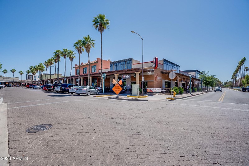 Great restaurants and shopping!
