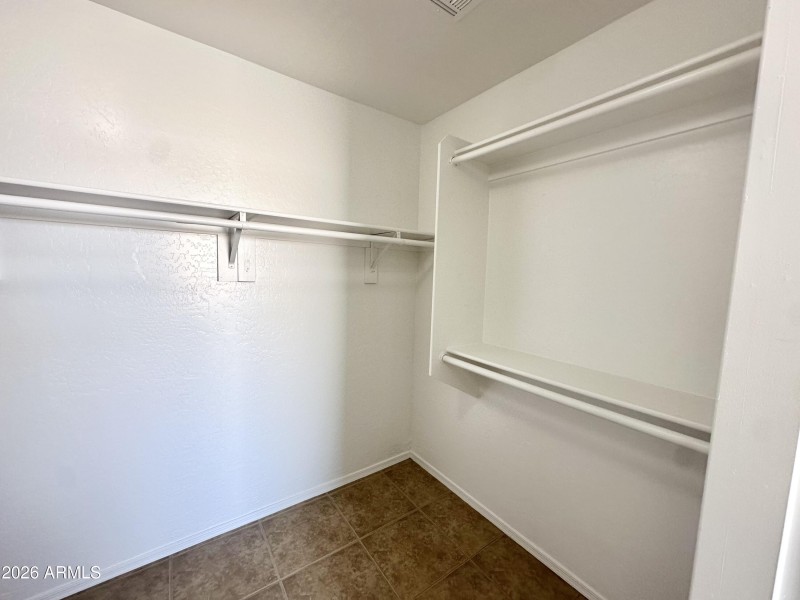 WALK IN CLOSET