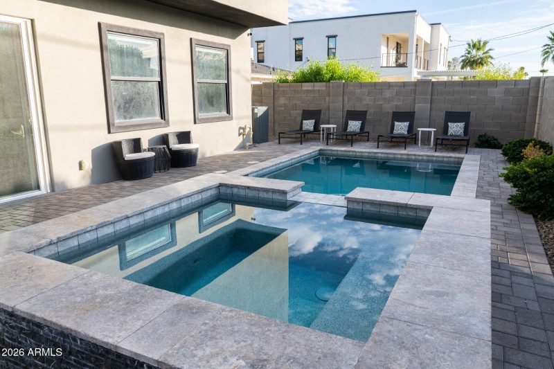 3732n68thst-12