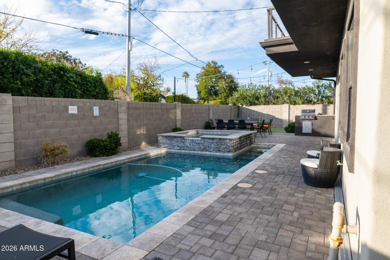 3732n68thst-15