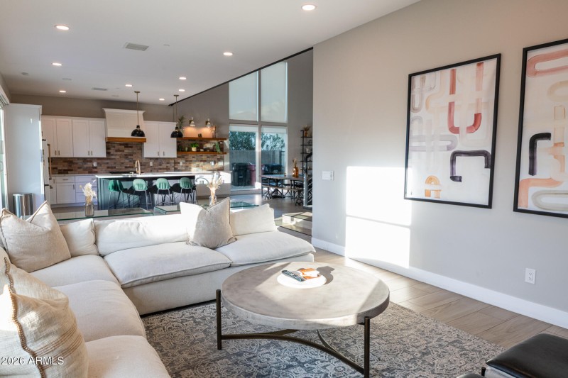 3732n68thst-35