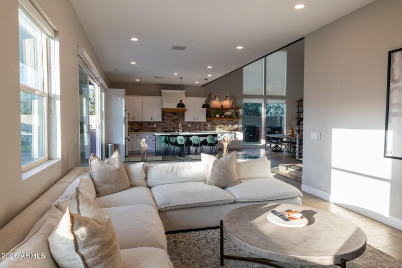 3732n68thst-36