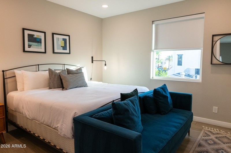 3732n68thst-82