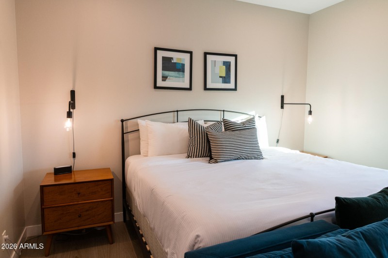 3732n68thst-83