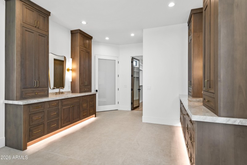 Interior (9 of 32)
