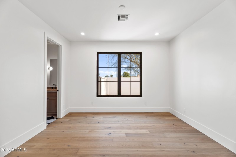 Interior (11 of 32)