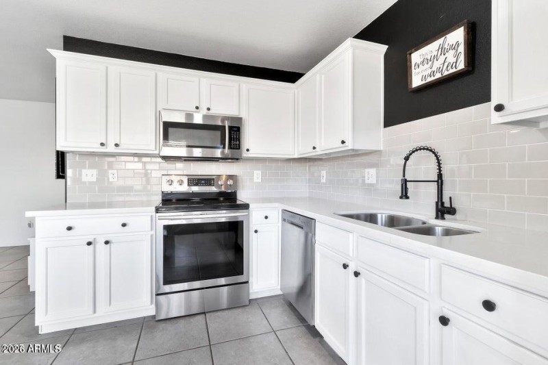 BRIGHT KITCHEN