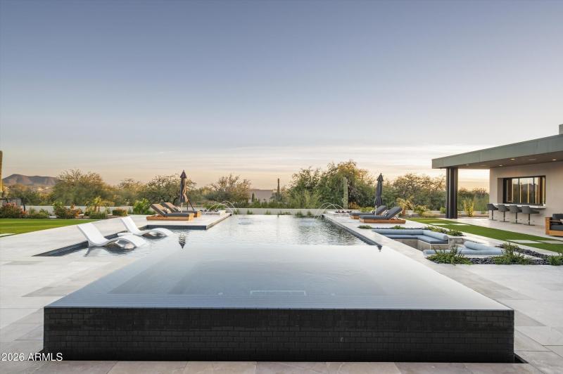051_Pool Views