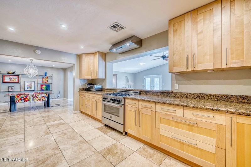 Kitchen & Dining