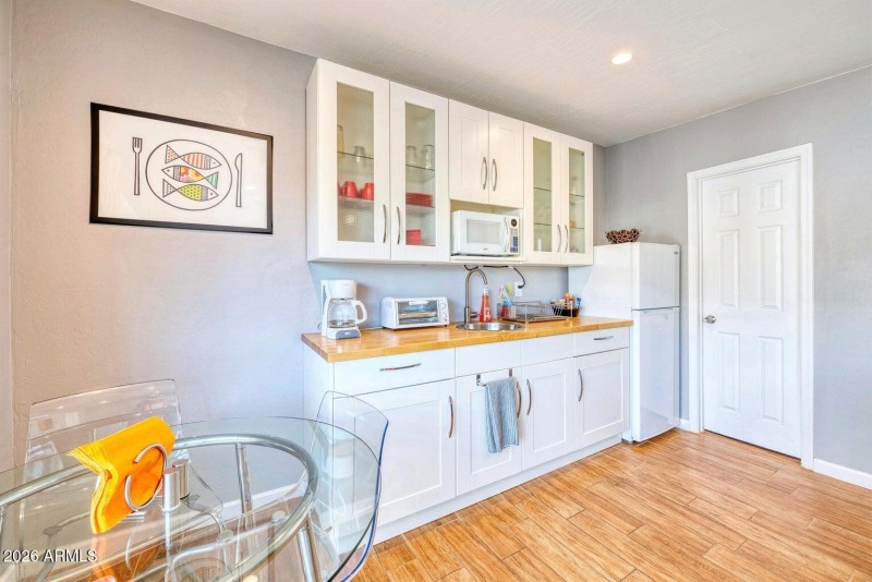 Casita Kitchenette & Dining