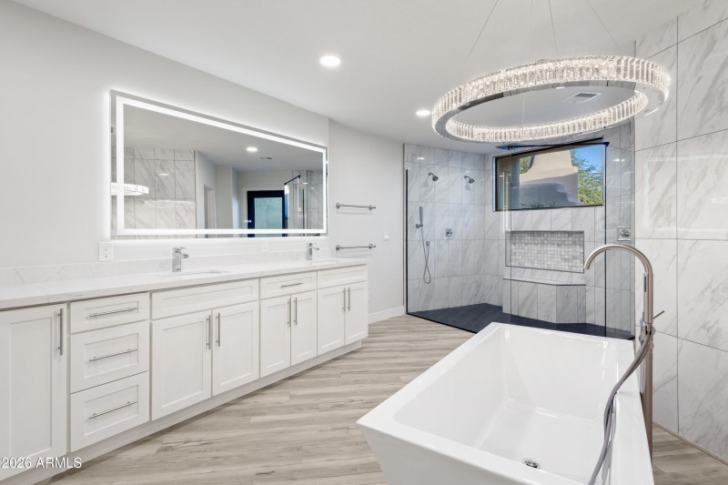 Primary Bathroom (c)