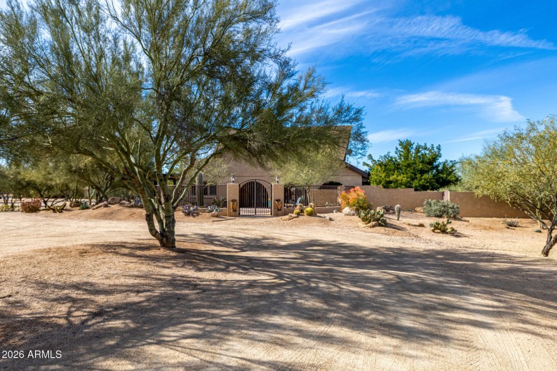 Private 1.26-Acre Desert Estate