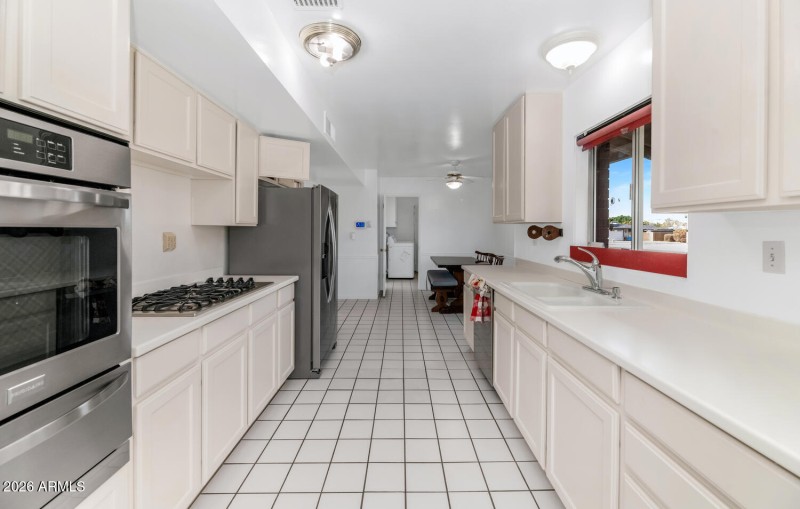 2039 W Windsor Ave-large-008-009-2039 W