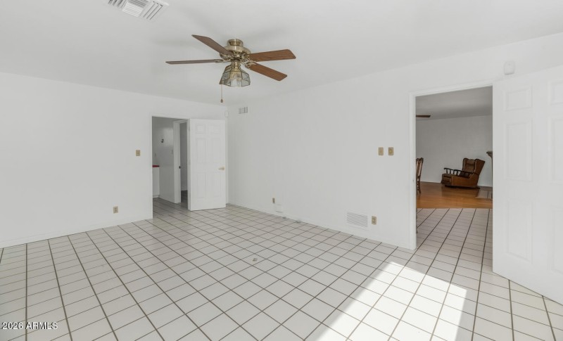 2039 W Windsor Ave-large-011-007-2039 W