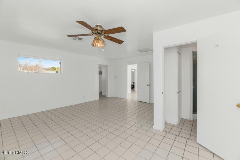 2039 W Windsor Ave-large-015-024-2039 W