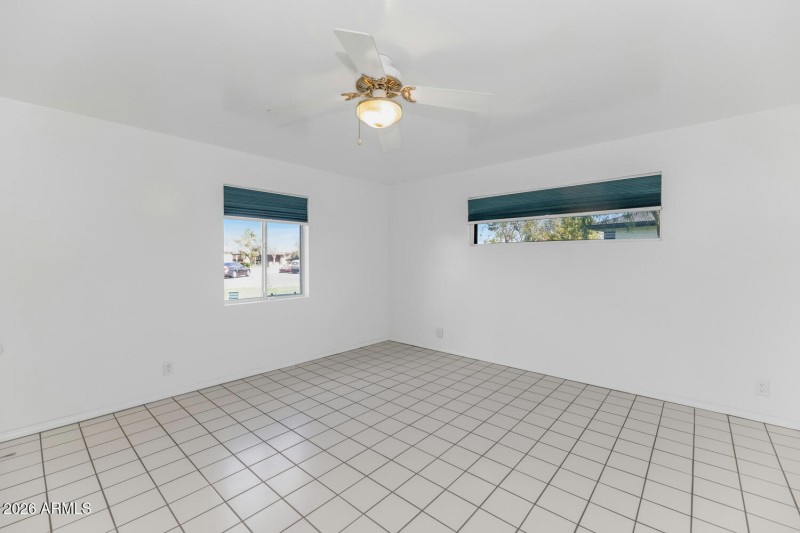 2039 W Windsor Ave-large-018-027-2039 W