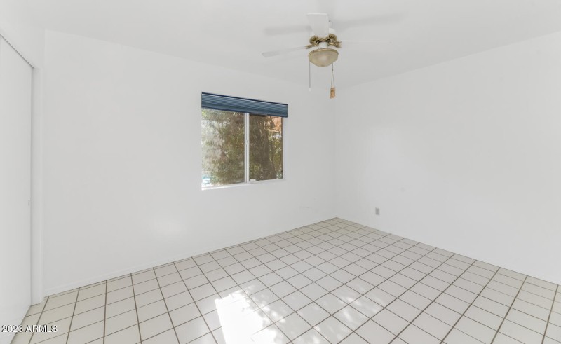 2039 W Windsor Ave-large-023-012-2039 W