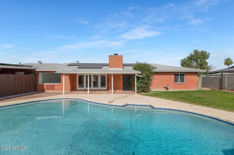 2039 W Windsor Ave-large-028-019-2039 W