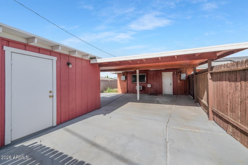 2039 W Windsor Ave-large-030-026-2039 W