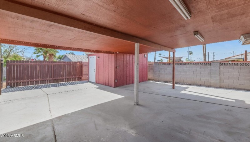 2039 W Windsor Ave-large-031-033-2039 W