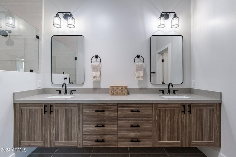 En suite floating vanity