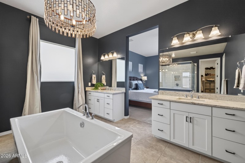18)PRIMARY BATH