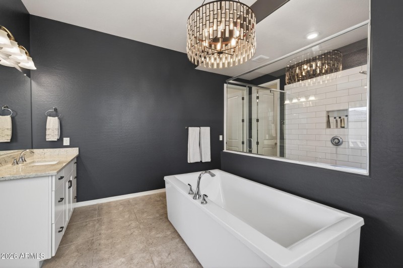 19)PRIMARY BATH